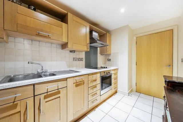 Chertsey Road, Woking, GU21, photo 3