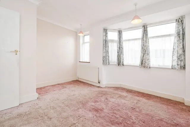 Photo 3 — Mayswood Gardens, Dagenham, RM10
