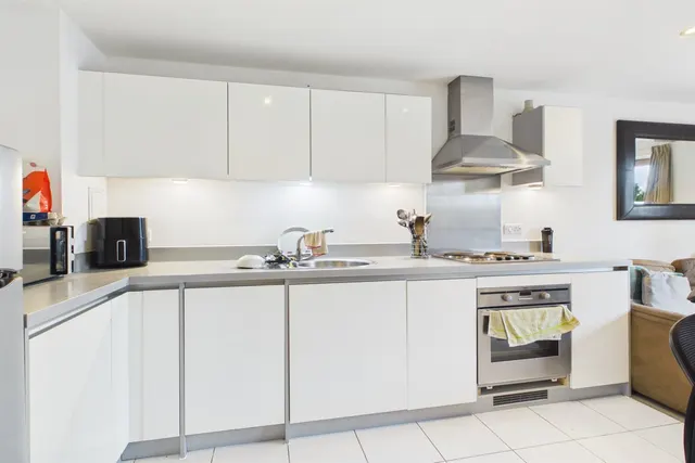 Durnsford Road, London, SW19, photo 2