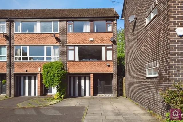 Derbyshire Road, Sale, M33, photo 1