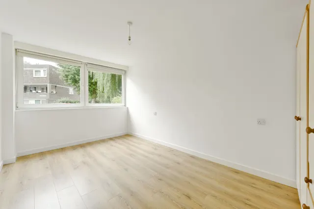 Photo 3 — 16 Galba Court, Augustus Close, Brentford Dock