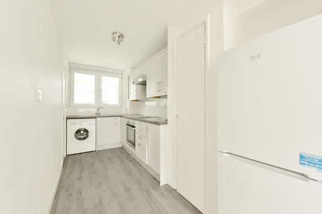 Photo 2 — 16 Galba Court, Augustus Close, Brentford Dock