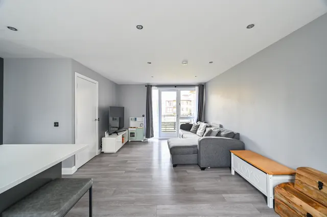 Photo 3 — 7 Arran House, Raleana Road, London