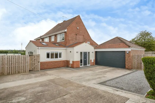 Doncaster Road, Harlington, DN5, photo 1