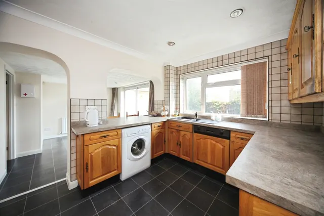 Photo 2 — Balcombe Close, Luton
