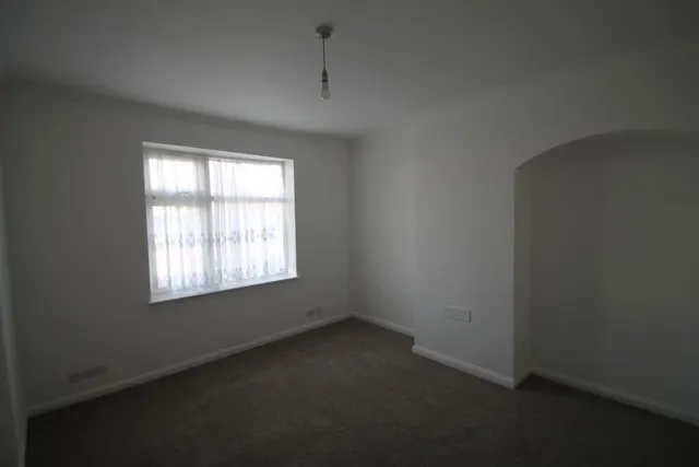 Rowdowns Road, Dagenham, photo 1
