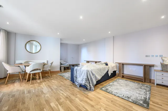Photo 2 — 25 The Panoramic, 12 Pond Street, London