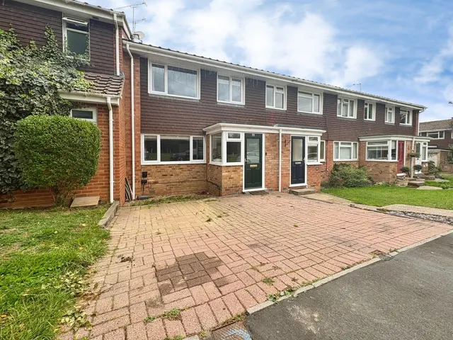 White Cottage Close, Farnham, GU9, photo 1