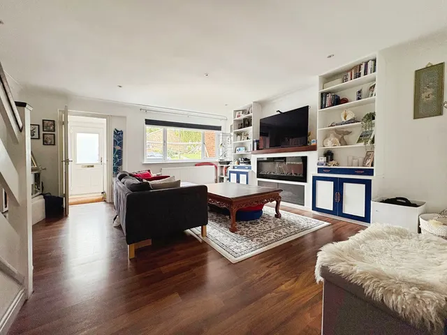 White Cottage Close, Farnham, GU9, photo 2