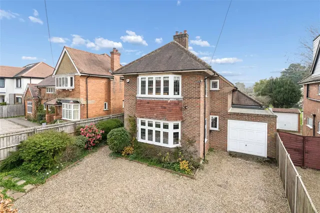 Chalfont Avenue, Little Chalfont, Buckinghamshire, HP6 6RF, photo 1