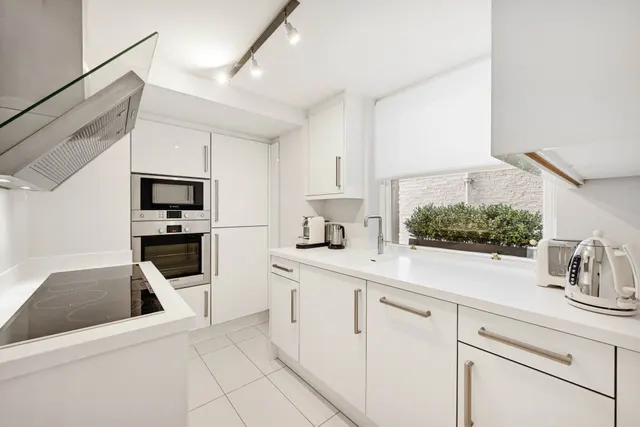 Photo 2 — Ennismore Gardens, London, SW7 1AA