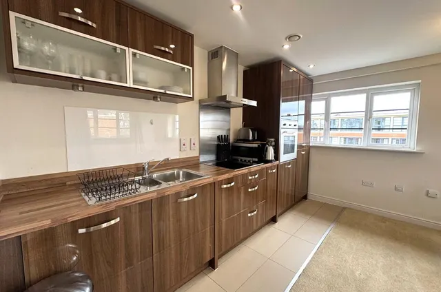 Wallis Square, Farnborough, GU14, photo 2
