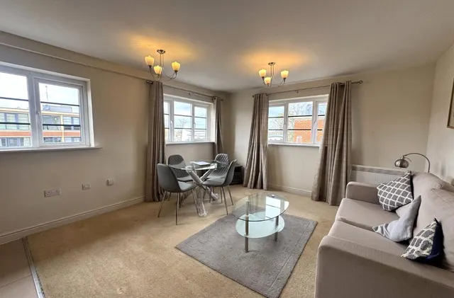 Wallis Square, Farnborough, GU14, photo 3