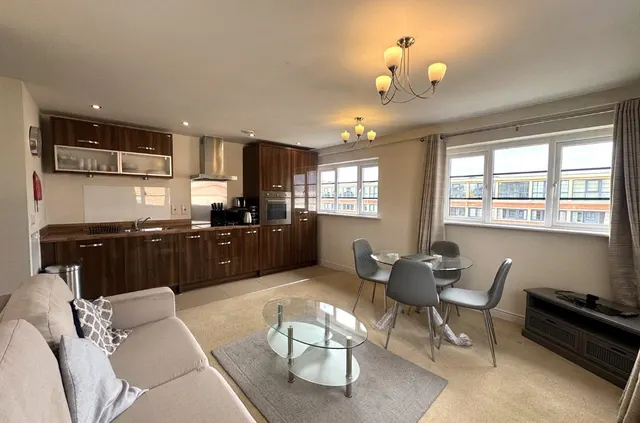 Wallis Square, Farnborough, GU14, photo 1