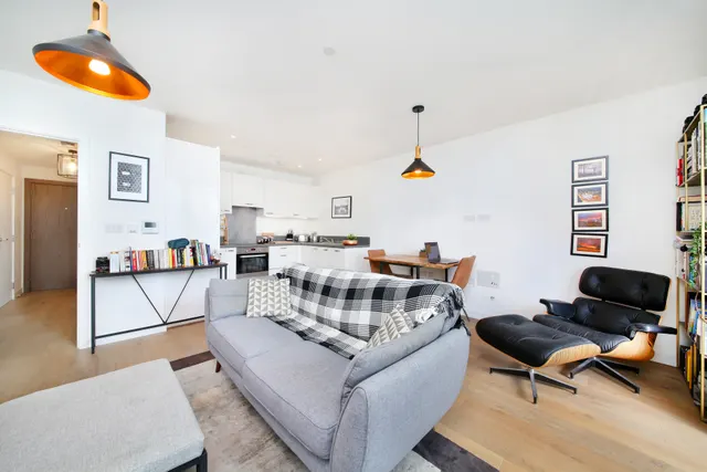 Lombard Road, London, SW11, photo 2