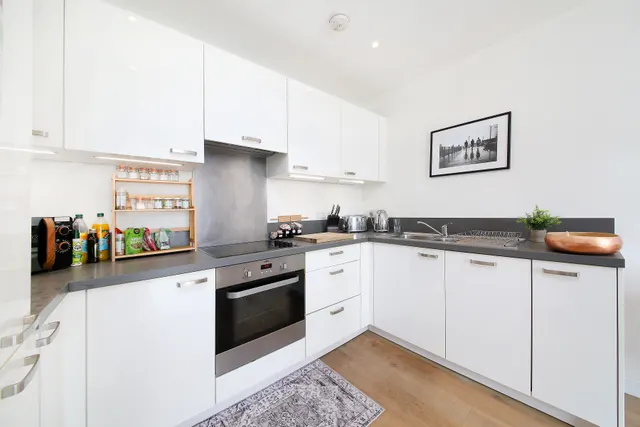 Lombard Road, London, SW11, photo 3