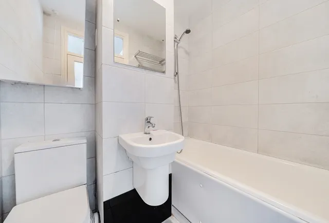 Photo 3 — Shelburne Court, 3 Carlton Drive, SW15 2DQ