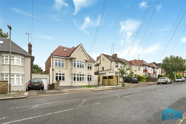 Beaconsfield Road, London, N11, photo 2