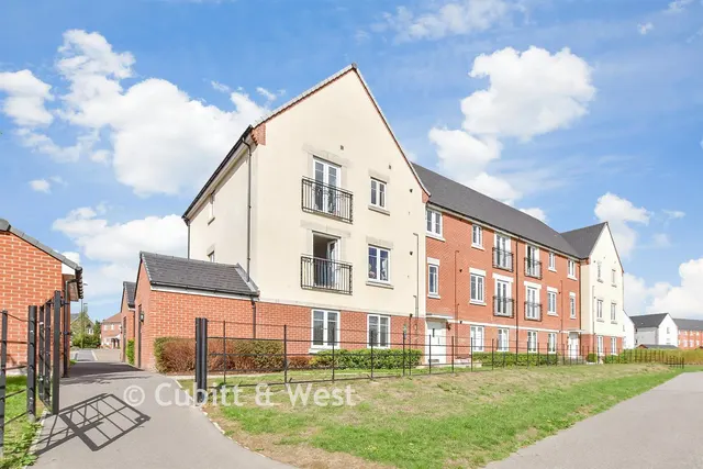Eames Way, Crawley, RH10, photo 2