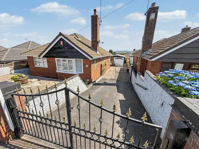 Courtway Drive, Sneyd Green, ST1, photo 1