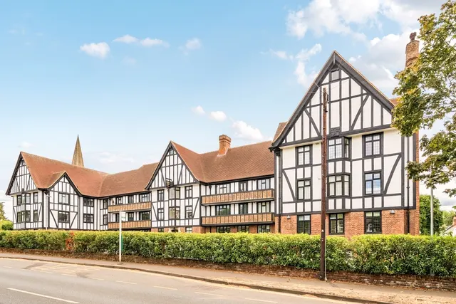 Lammas Lane, Esher KT10, photo 1