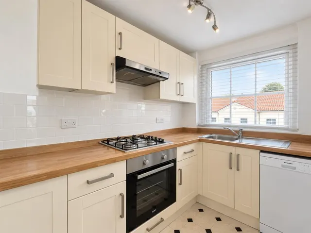 Photo 2 — Gordon Road, Clifton, BS8 1AP