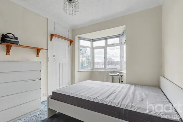 Sutton, SM1, photo 2