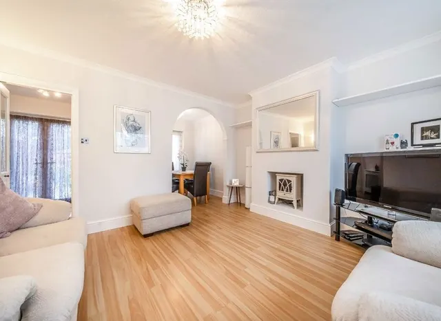 The Vale, Sunbury-on-thames, TW16, photo 2