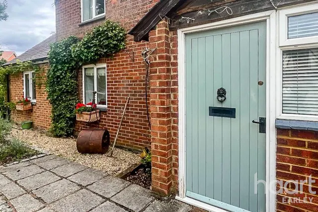 Toutley Road, RG41, photo 1