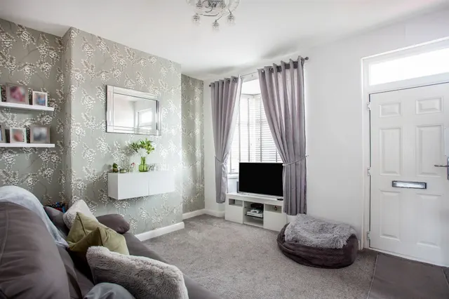 Crossland Street, Swinton, S64, photo 2