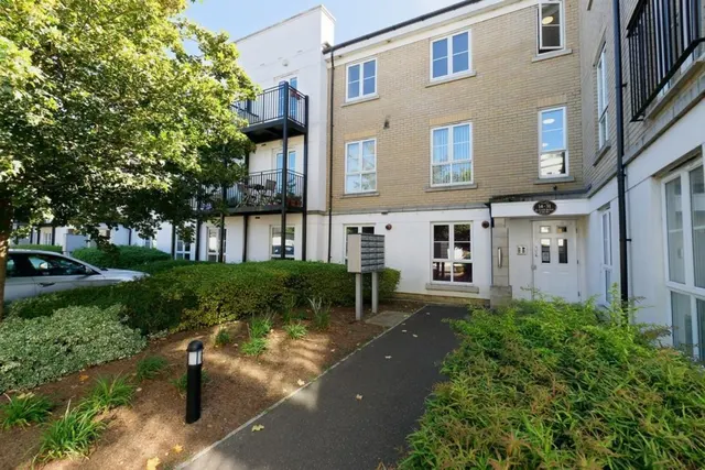 Tudor Way, Knaphil, Surrey, photo 1