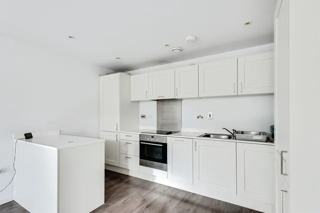 Photo 3 — Angus Court, Thame
