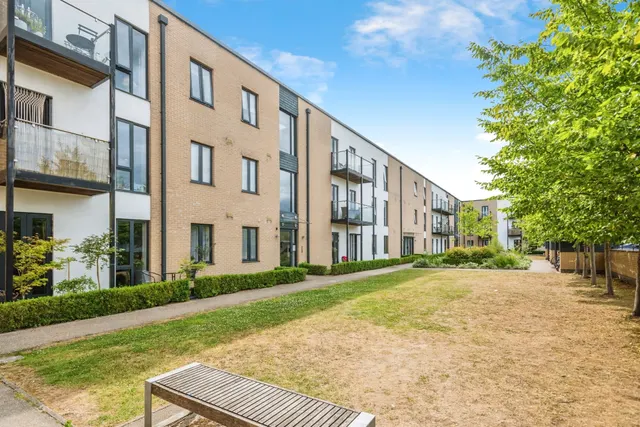 Angus Court, Thame, photo 1