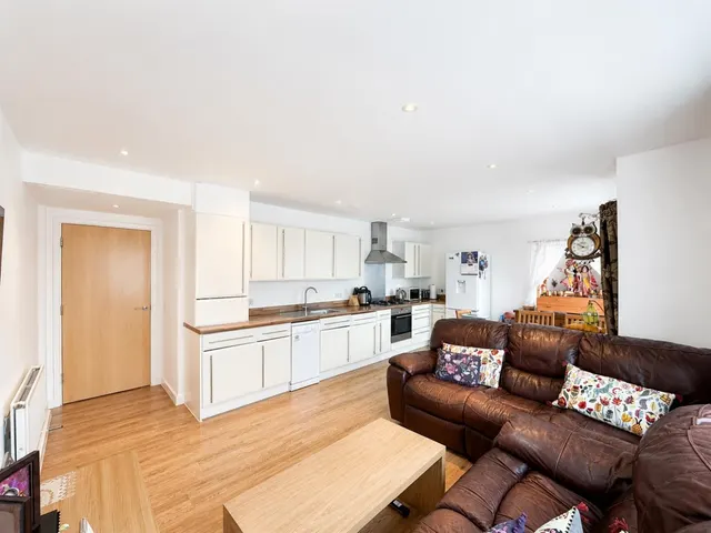 bed Apartment For SaleGateway Court, Southall, UB2, photo 2