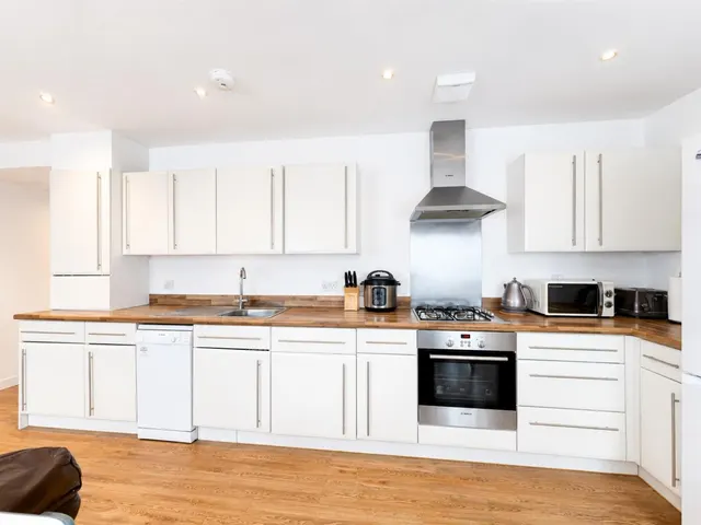 bed Apartment For SaleGateway Court, Southall, UB2, photo 3