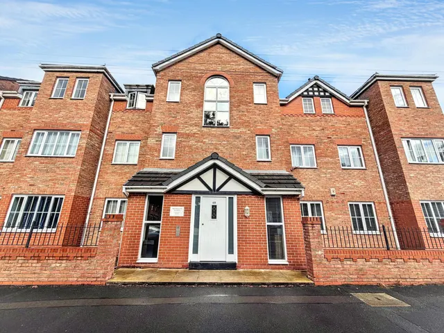 2 bedroom flat, Weldon Road, Broadheath, WA14