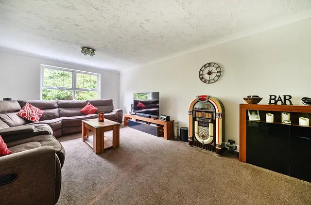 Portsmouth Road, Camberley, GU15, photo 2