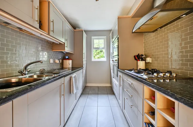 Portsmouth Road, Camberley, GU15, photo 3
