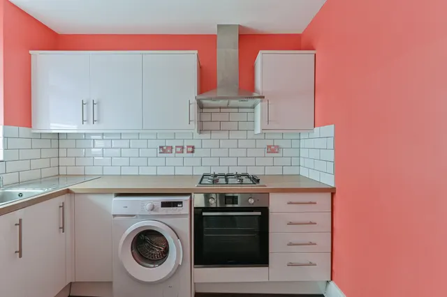 Photo 3 — 257 Hardy House, Poynders Gardens, London