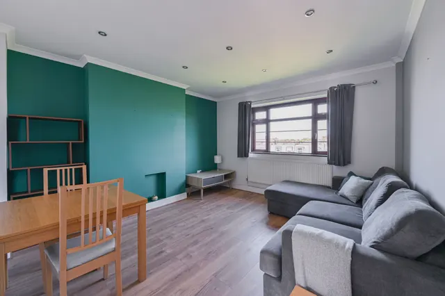 257 Hardy House, Poynders Gardens, London, photo 1
