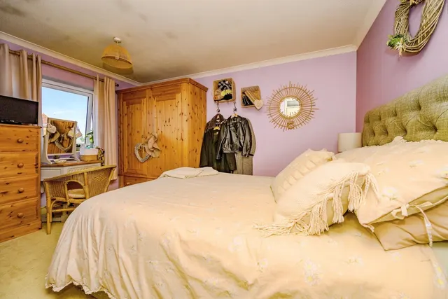 Photo 2 — Hickling Close, Luton, Bedfordshire, LU2