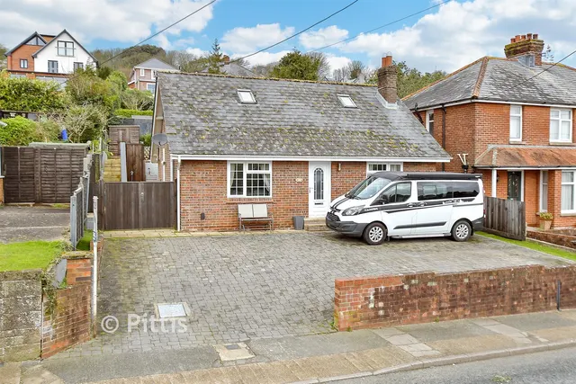 Clatterford Road, Newport, PO30, photo 1