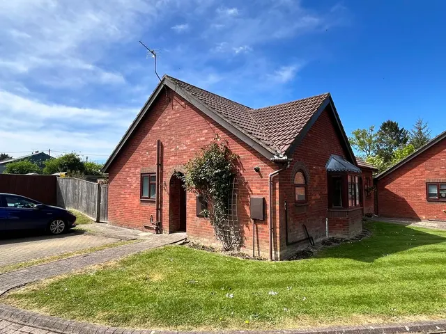 Holmer Place, Holmer Green HP15 6TT, photo 1