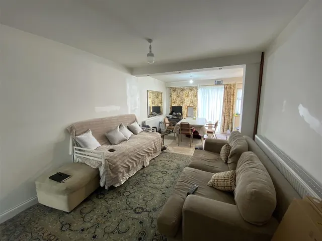 Photo 2 — Selborne Gardens, Perivale