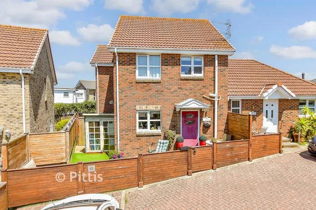 Summerhill Close, Sandown, PO36, photo 1