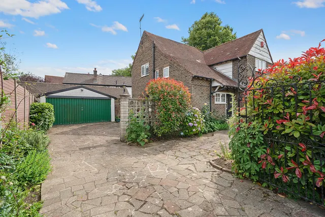 Balcombe Gardens, Horley, RH6, photo 1