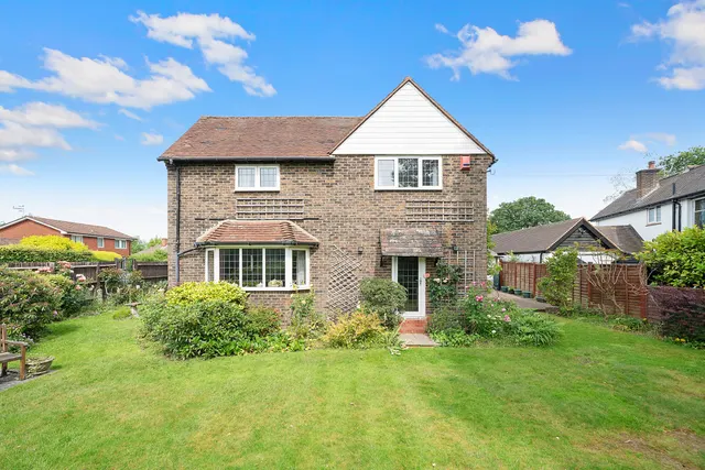 Balcombe Gardens, Horley, RH6, photo 2