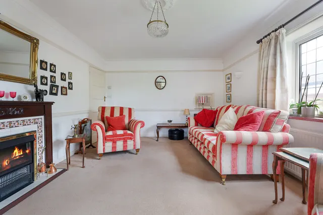 Balcombe Gardens, Horley, RH6, photo 3