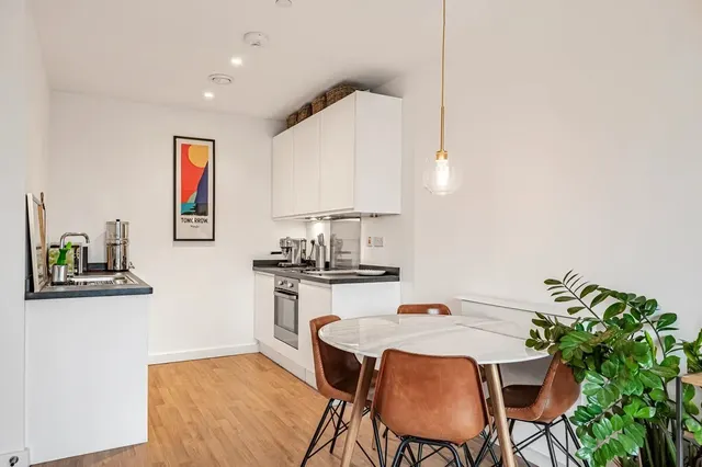 Mapleton Crescent, London, SW18, photo 3