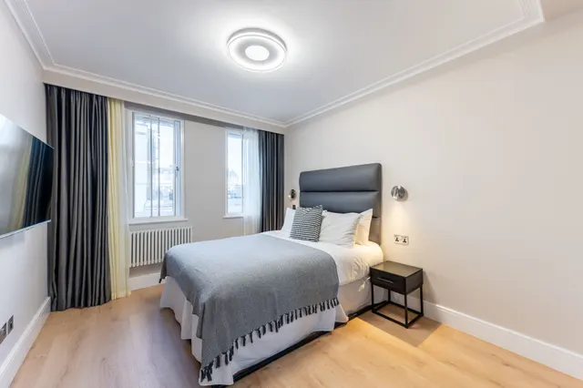 Photo 3 — 19 Alexandra Court, 5 Moscow Road, London